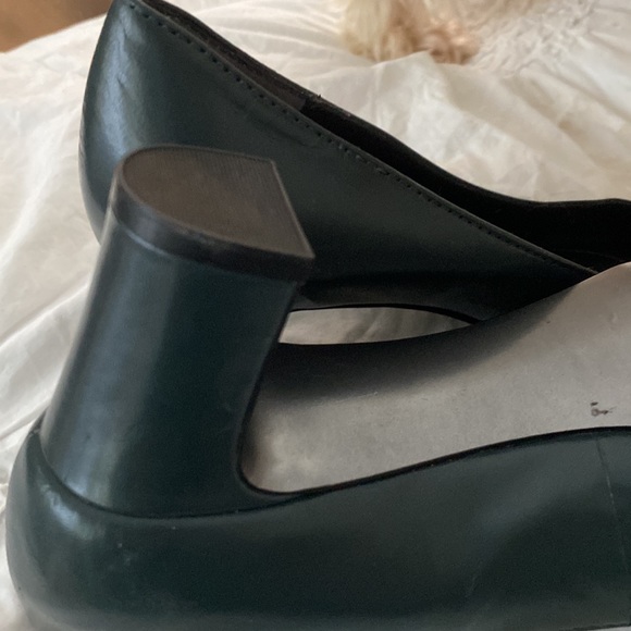 Tahari shoes size 7 & half never worn. - Picture 3 of 4
